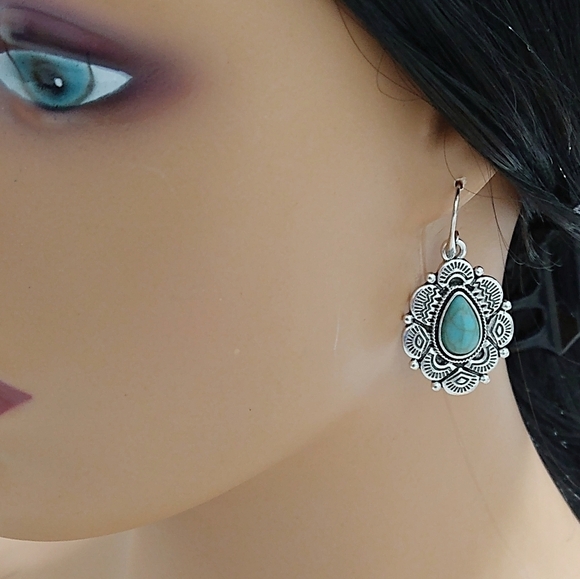 Jewelry - NWT Western Style Turquoise Dangle Earrings
